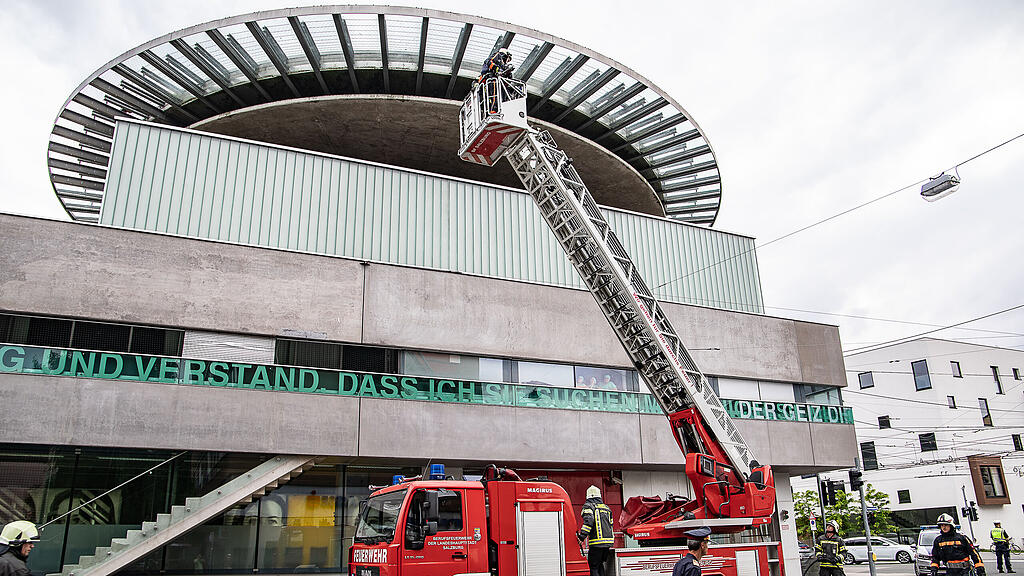 Einsatz\u00fcbung mit brennendem Hubschrauber