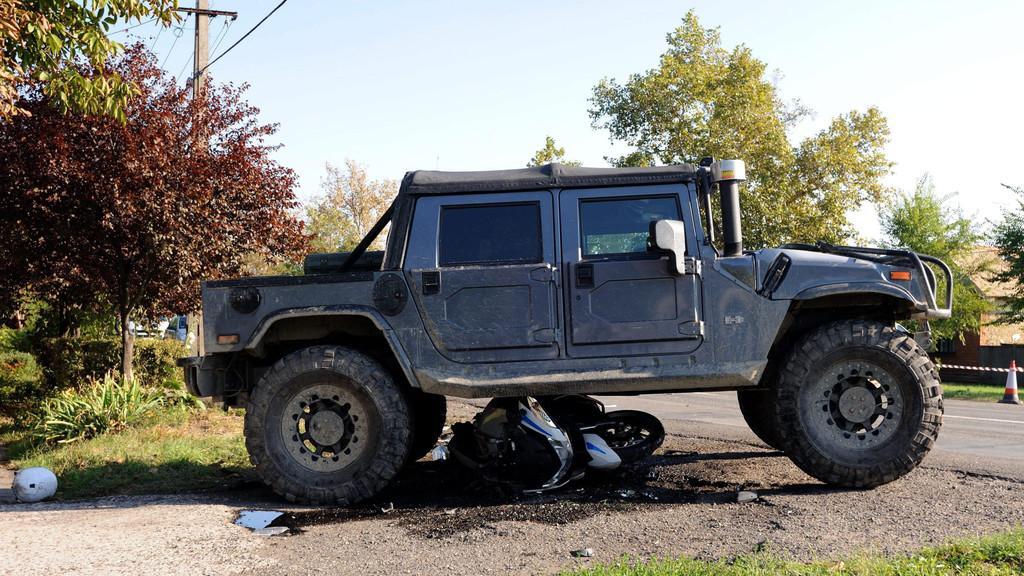 Der 34-Jährige soll im Oktiober 2012 mit diesem Geländewagen in Südungarn einen Motorrad-Polizisten überrollt haben. Der Beschuldigte weist jede Schuld von sich.