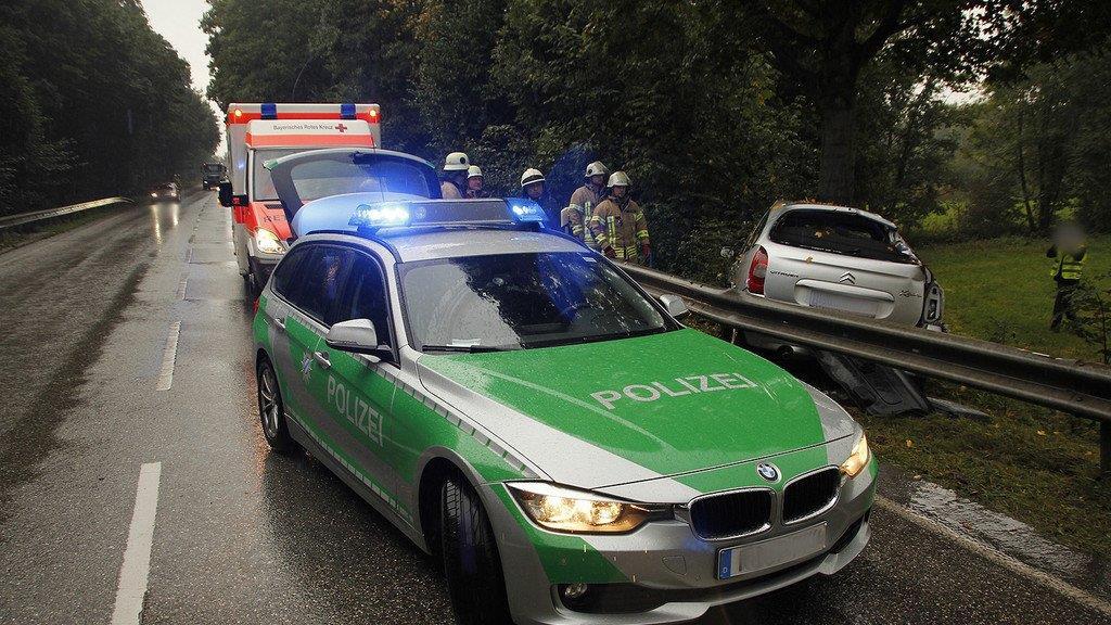 Pkw prallt in Baum