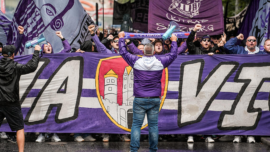 Die Fans von Austria Salzburg beim Fanmarsch vor dem Zweitliga-Spiel gegen den FC Liefering.