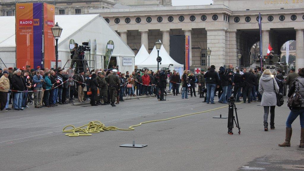 Weltrekord: Franz Müllner zieht Pandur-Radpanzer am Wiener Heldenplatz (Vienna.at)