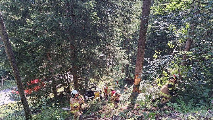 AUto-Absturz auf Postalmstraße in Strobl