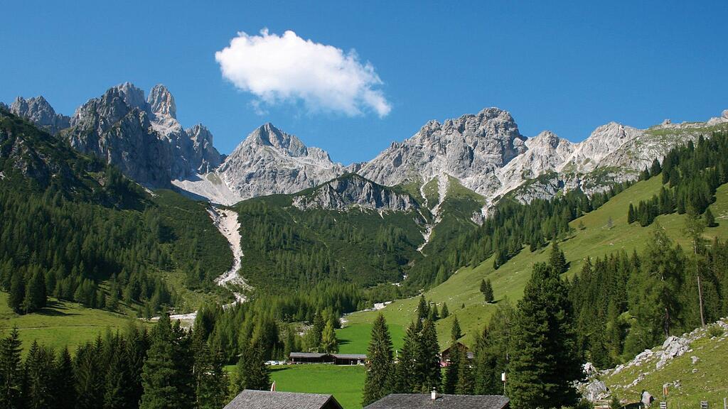 Beeindruckende Bergkulisse am Natur- und Wanderlehrpfad Hofalm.