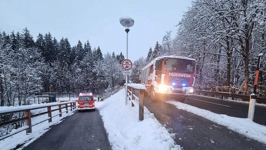 Bäume stürzen in Bürmoos auf Lokalbahnstrecke