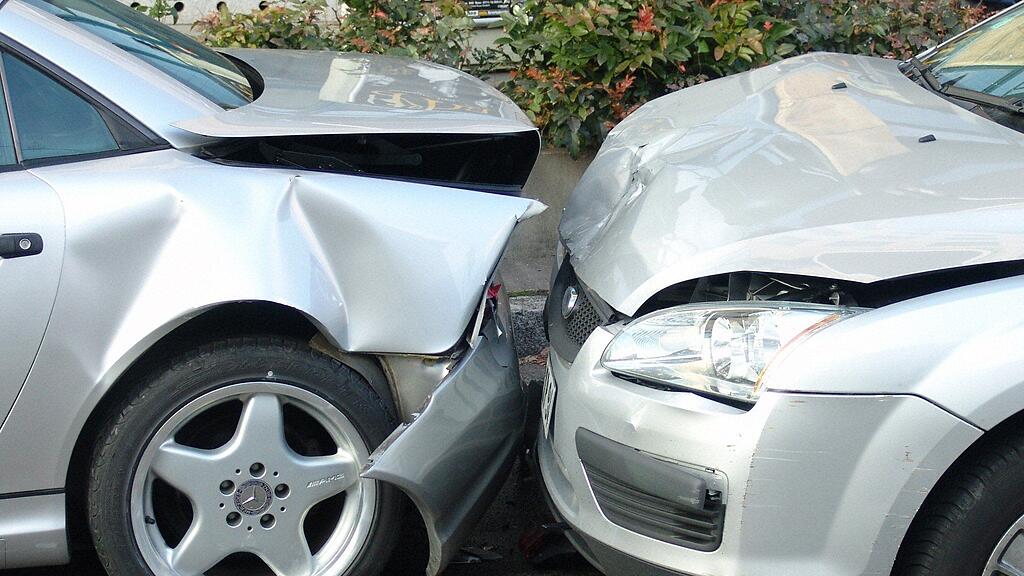 Insgesamt waren drei Fahrzeuge in den Unfall verwickelt.
