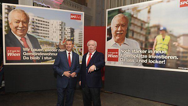 Wiens Bürgermeister vor seinen Plakaten