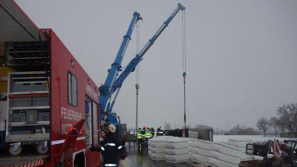 Lkw kippt um und verliert Diesel