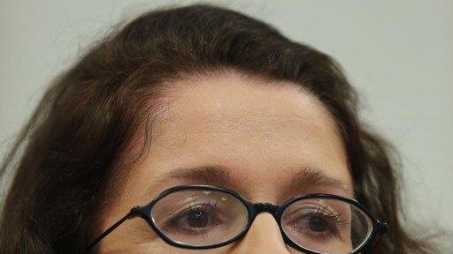 Monika R. tritt vor Medien