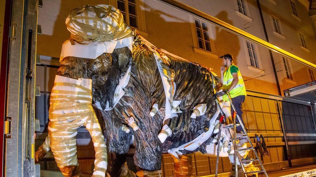 Mammut schwebt über Salzburg II