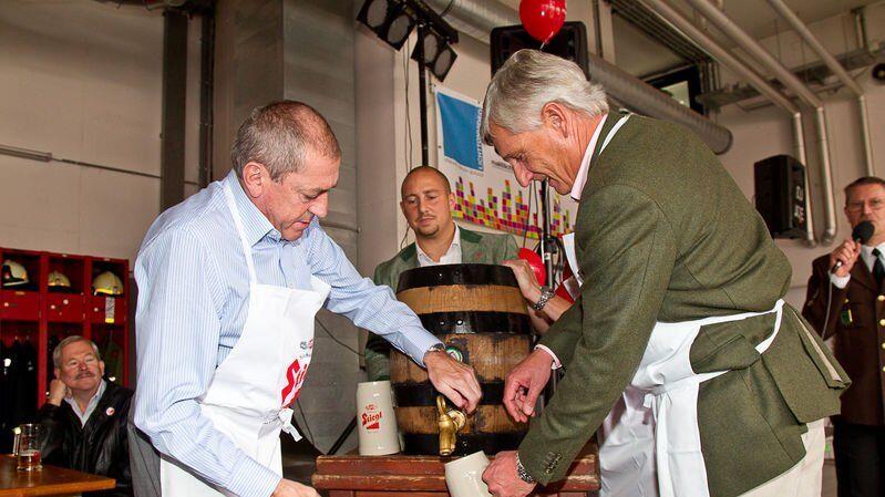 Bürgermeister Heinz Schaden und Stellvertreter Harald Preuner eröffneten mit dem traditionellen Bieranstich.