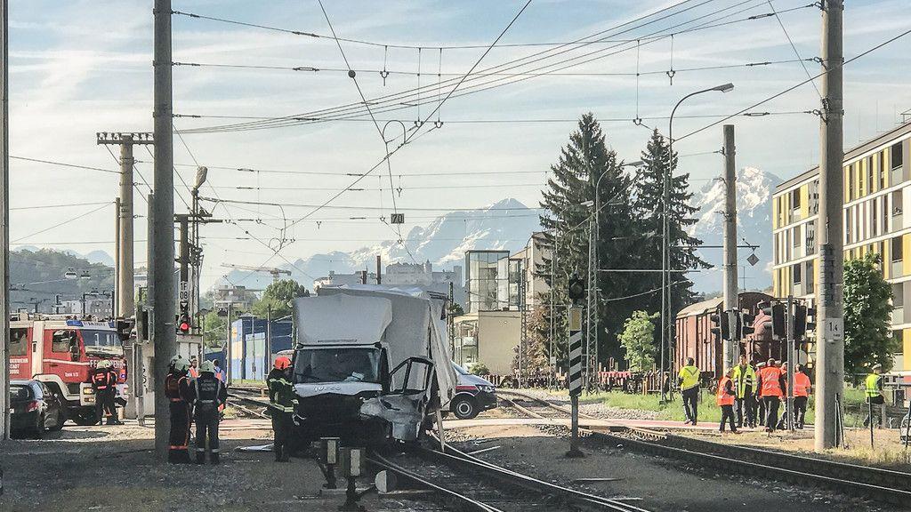 Klein-Lkw gegen Zug in Itzling