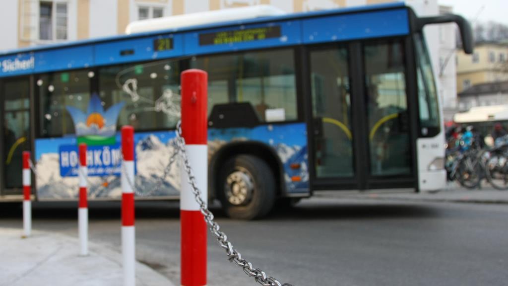 Der Fahrgast stürzte und verletzte sich dabei am Arm.