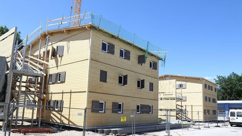 Holzhäuser in der Alpenstraße: Lokalaugenschein auf Baustelle