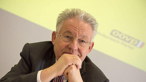 Pühringer bleibt der Politik erhalten