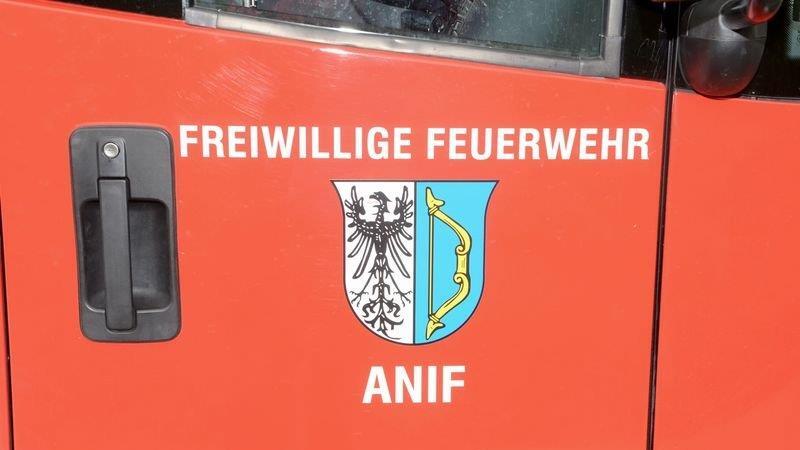 Pkw-Lenker prallt in Laterne