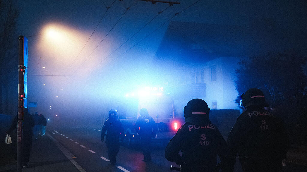 Fanmarsch von Go Ahead Eagles in Salzburg