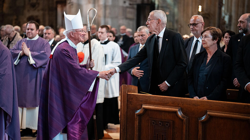 TRAUERGOTTESDIENST FR VERSTORBENEN PAPST FRANZISKUS: LACKNER / VAN DER BELLEN