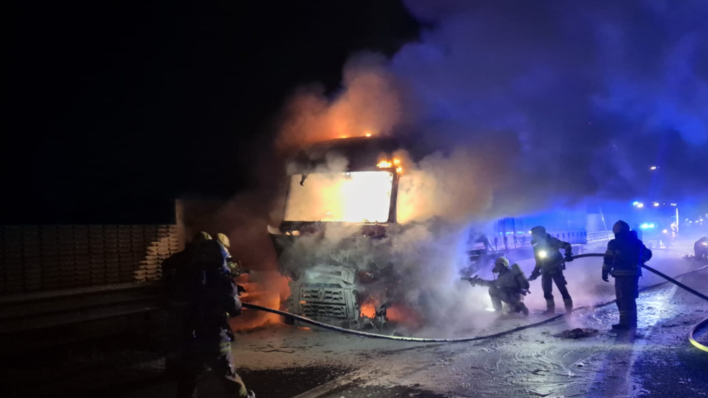 Lkw-Vollbrand auf A1 bei Eugendorf sorgte für stundenlange Sperre