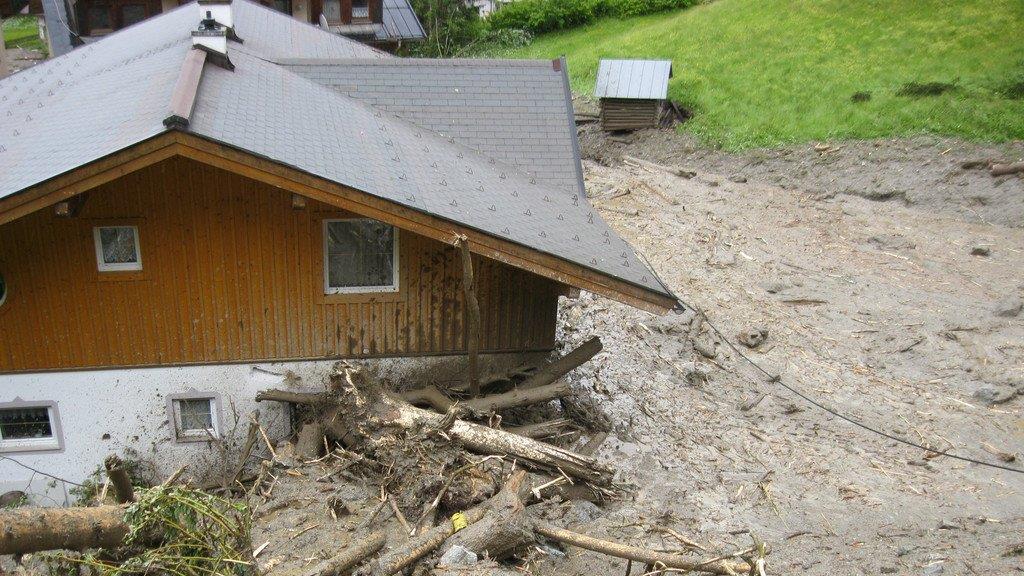 Mure zerstört Haus in Hüttau