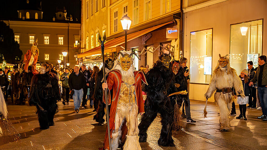 Lauf der Gr\u00f6diger Krampusse in der Altstadt
