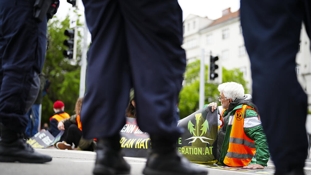 Klimaprotest auf Wiener Reichsbrücke