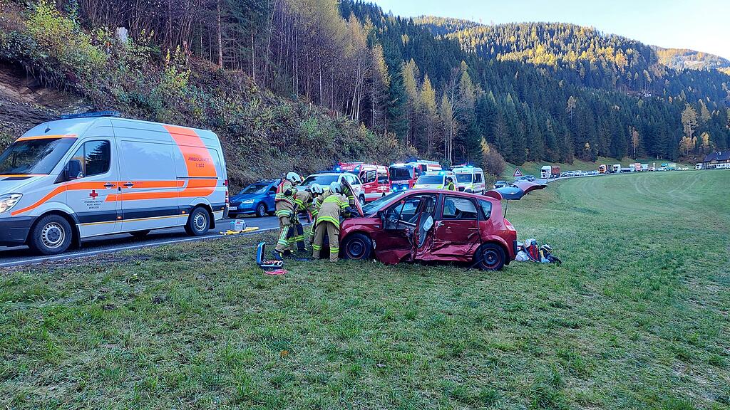 Mehrere Verletzte bei Pkw-Crash in Ramingstein