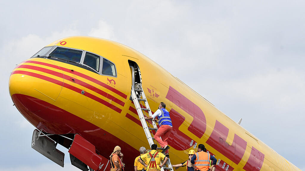 DHL-Flugzeug in Costa Rica zerbrochen