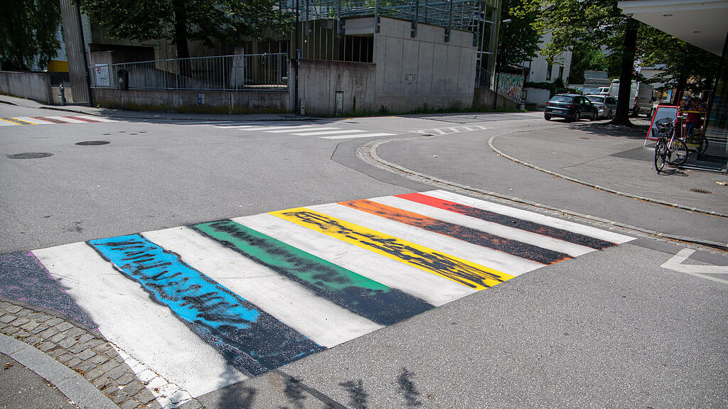 Regenbogen-Zebrastreifen in Liefering beschmiert