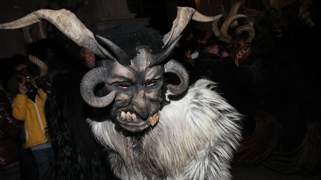 Perchtenlauf am Christkindlmarkt