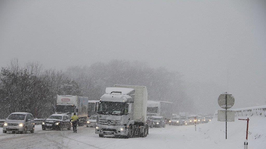 Schnee sorgt für Unfälle und Verkehrschaos: Stau auf der A1