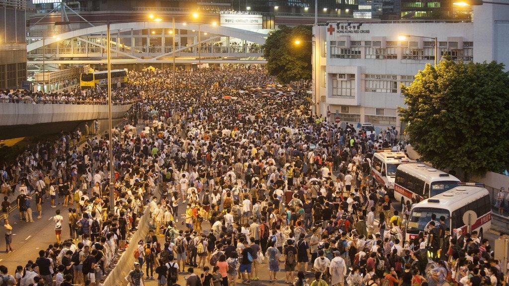 Demonstranten legen Hongkong lahm