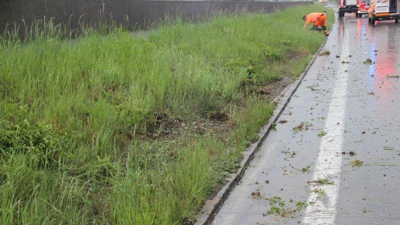 Pkw überschlägt sich auf der A1