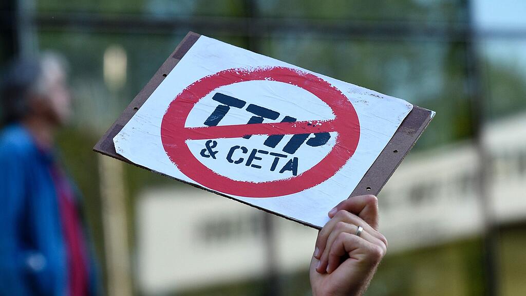 Rechtswissenschaftler sprechen sich gegen ein Investorenschutz-Verfahren in den Freihandelsabkommen CETA und TTIP aus (Symbolbild).