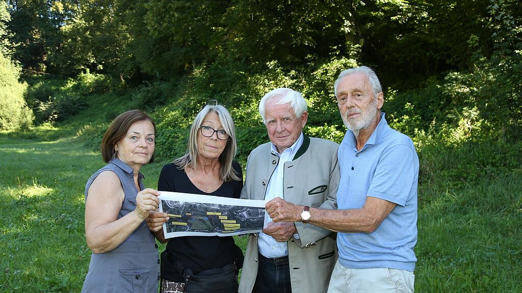 Im Bild v. li.: Elke Stolhofer, Roswitha Müller (beide Bürgerinitiative), Baugeologe und Verfasser des Gutachtens Georg Spaun und Roland Huber (Bürgerinitiative) .