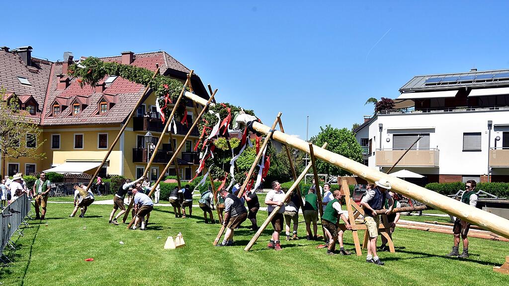 Maibaumaufstellen in Grödig