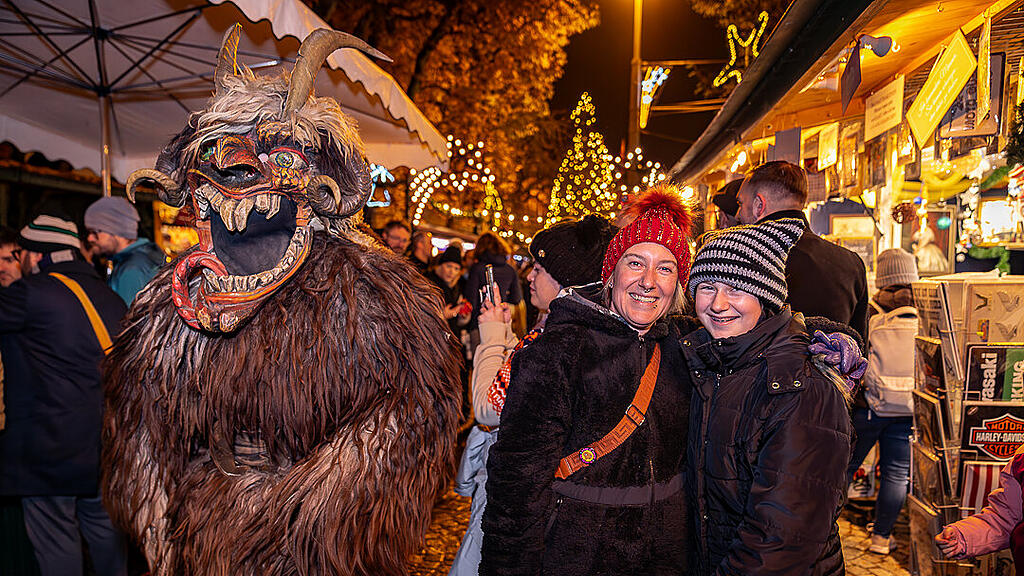 Alt Gnigler Krampusse beim Weihnachtsmarkt am Mirabellplatz