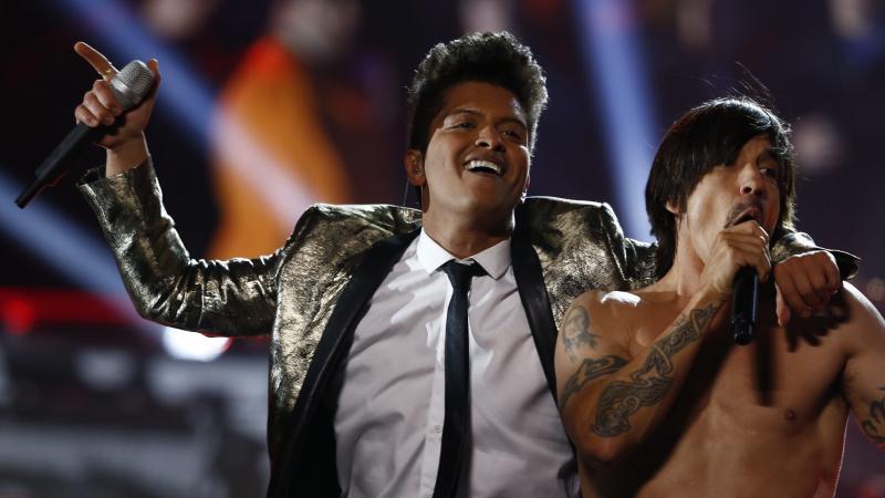 Bruno Mars & Red Hot Chili Peppers live beim Super Bowl 2014