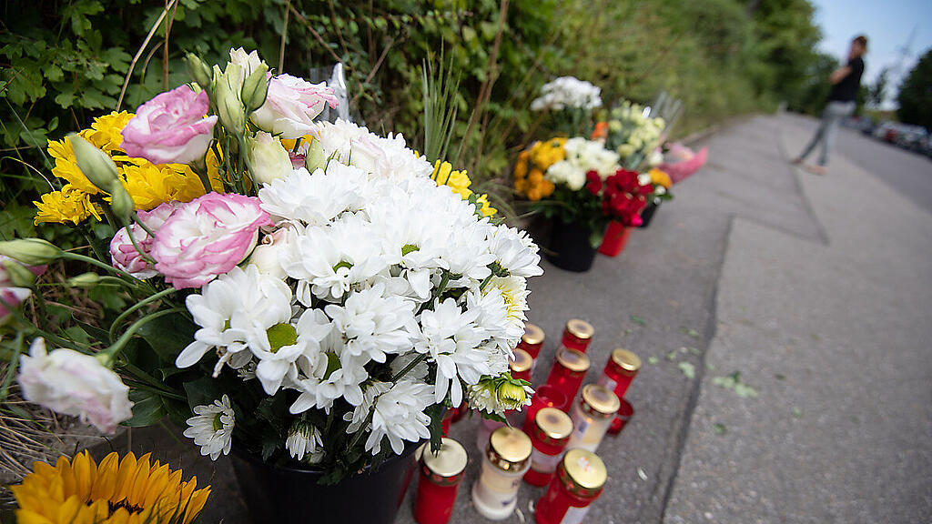 Blumen am Tatort der Schwertattacke in Stuttgart