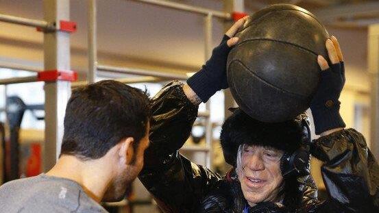 Mickey Rourke steigt mit 62 in den Boxring
