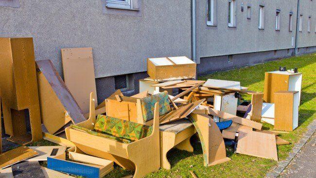 Erfahrungsgemäß wird der Sperrmüll gesichtet, brauchbare Gegenstände werden mitgenommen, wertloses „Gerümpel“ bleibt liegen (Symbolbild).