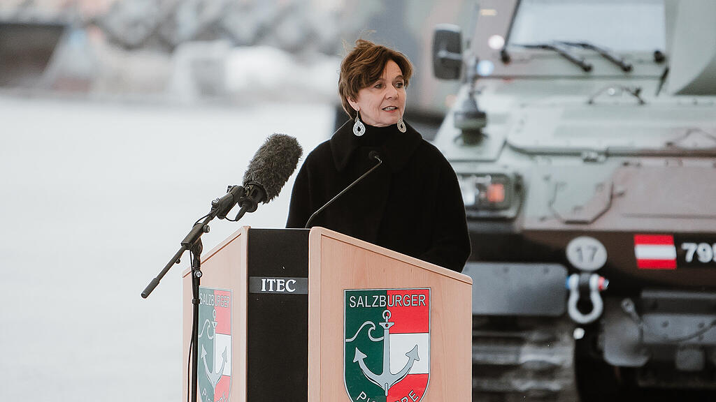 \u00dcbergabe neue Gefechtsfahrzeuge, I