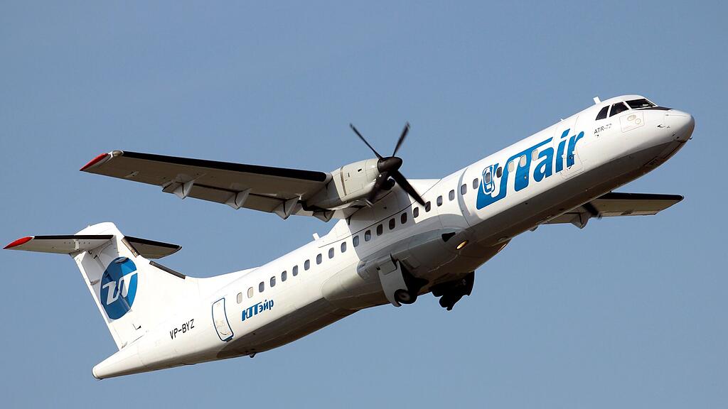 Die Stewardess stürzte aus dem Flugzeug.
