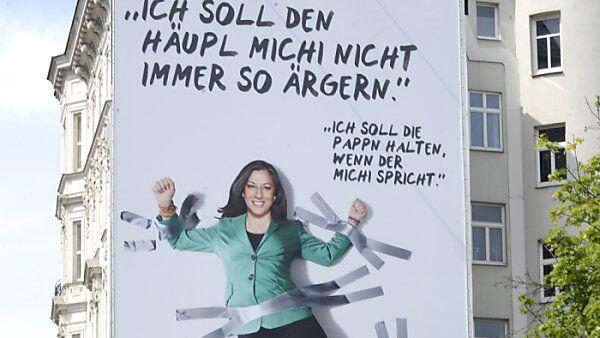 Die Vizebürgermeisterin pickt an einer Wienzeilen-Hauswand