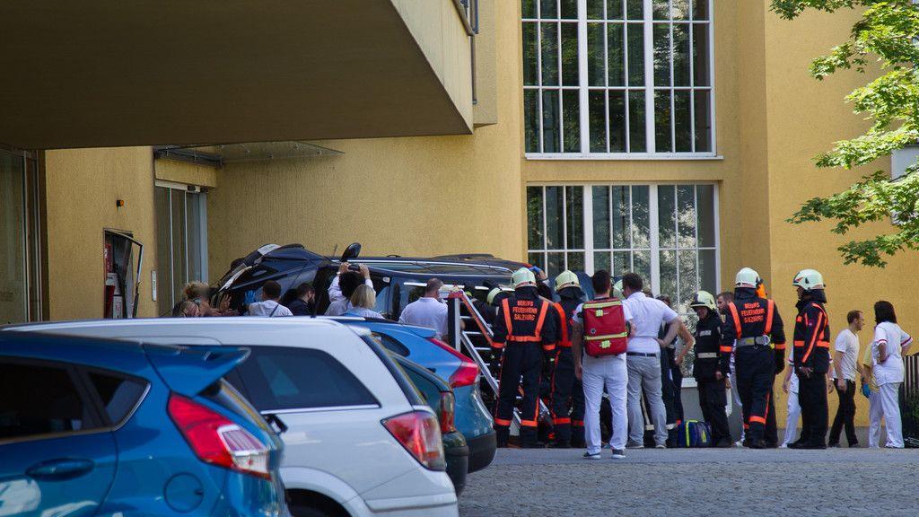 Pkw-Überschlag in Privatklinik