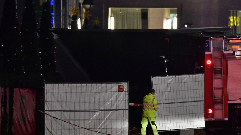 Lkw rast in Weihnachtsmarkt: Spurensicherung in der Nacht