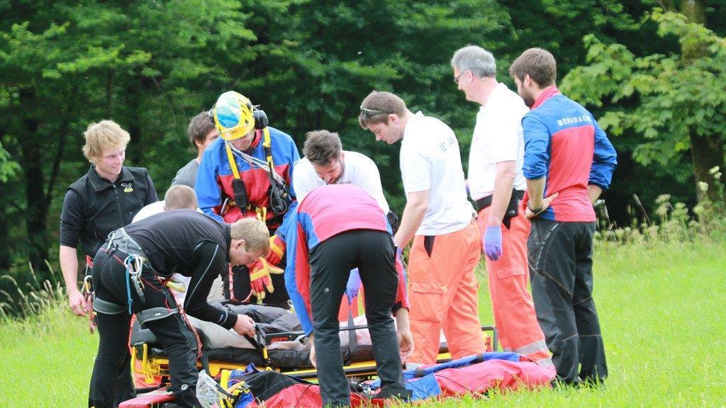 Bergsteiger stürzt in Kluft