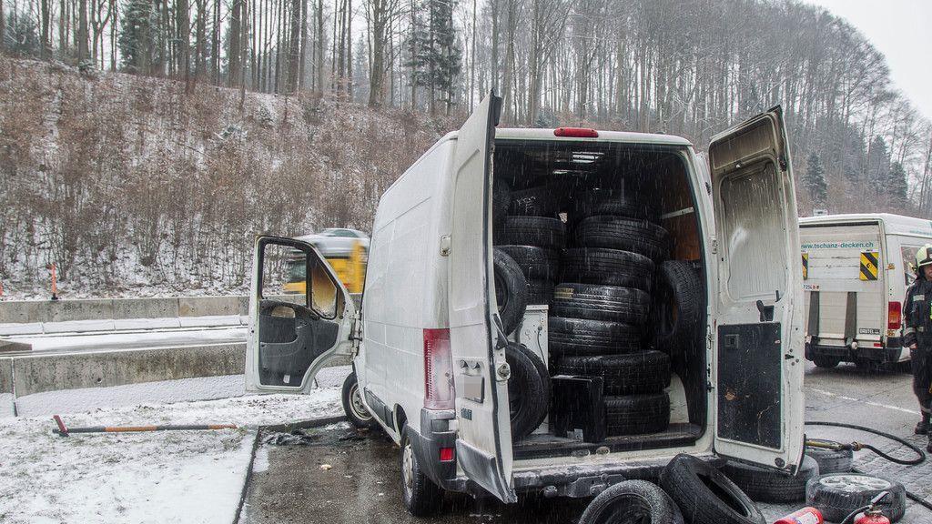 A1: Kleintransporter brennt auf Raststation Söllheim