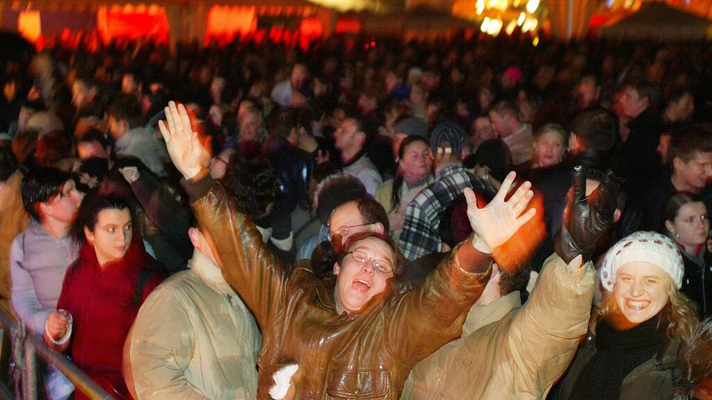 In der Menge soll es am Residenzplatz in der Stadt Salzburg zu Silvester zu sexuellen Belästigungen von Frauen gekommen sein.