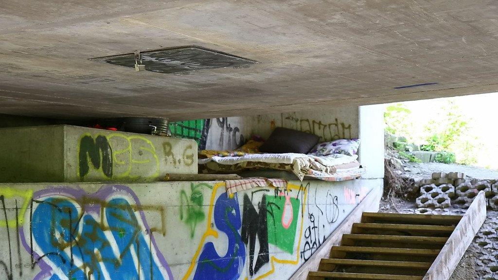 Mai 2015: Autobahnbrücke in Salzburg-Kasern wieder als Quartier
