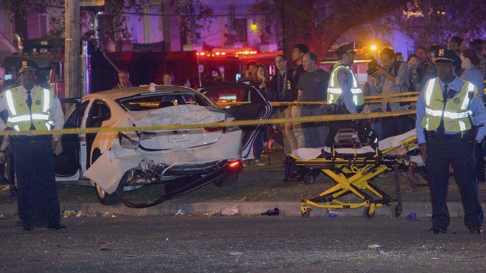 Auto rast in New Orleans in Faschingszug
